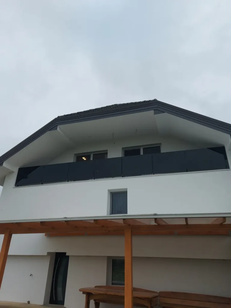 Steklena ograja za balkon — vse kar morate vedeti pred montažo – steklarska dela