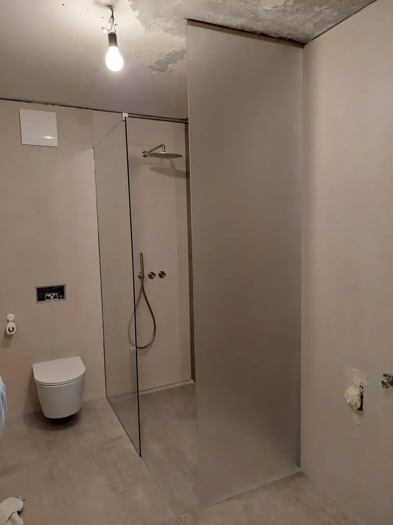 Walk-in tuš z dvema fiksnima stekloma po meri — kombinacija mat mlečnega in Optishower stekla 8 mm. Minimalističen vstop brez vrat. Stanovanje, Ljubljana