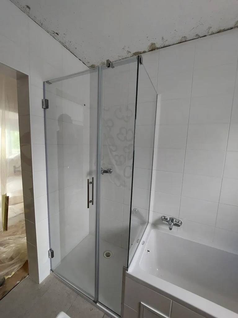 Kotna tuš kabina po meri iz 8 mm kaljenega Optishower stekla. Krom profil in okovje, magnetna tesnila. Družinska hiša, Ljublj