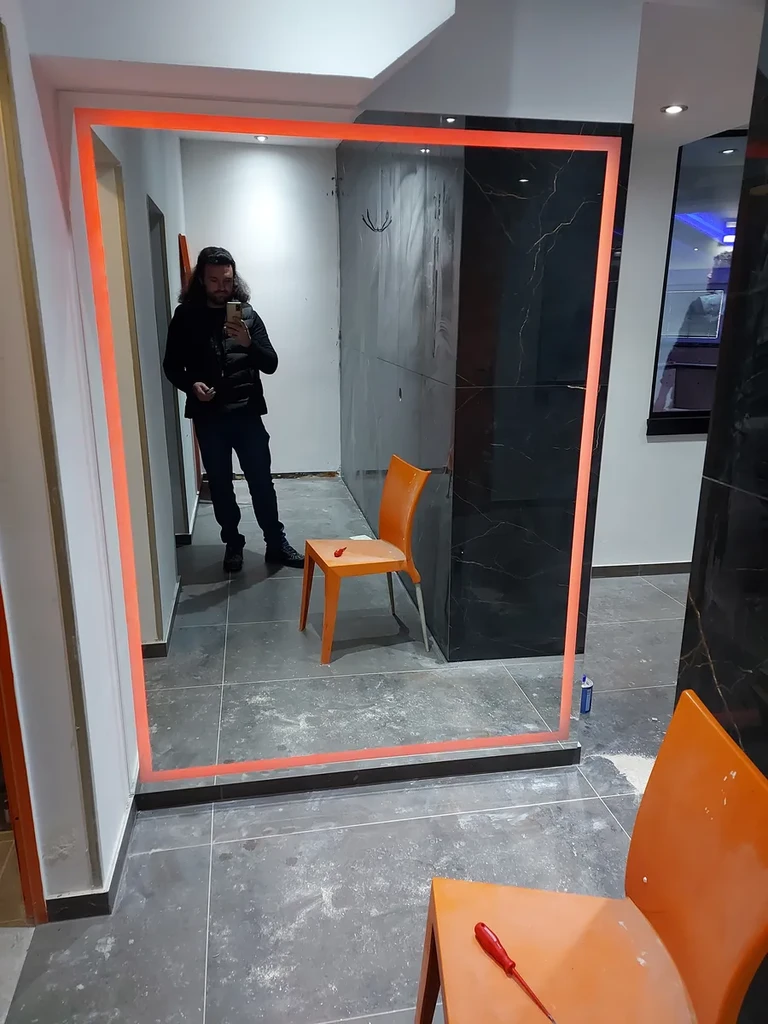 LED ogledalo z oranžno osvetlitvijo, Ljubljana