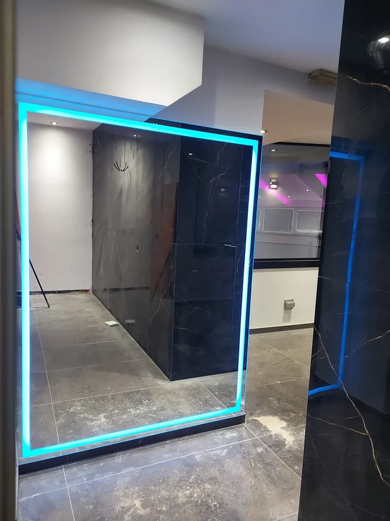 LED ogledalo z modro osvetlitvijo, Lounge WUDU, Ljubljana