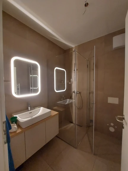 Kotna tuš kabina iz kaljenega stekla s krom profili in LED ogledalo po meri. Magnetna tesnila. Stanovanje, Ljubljana