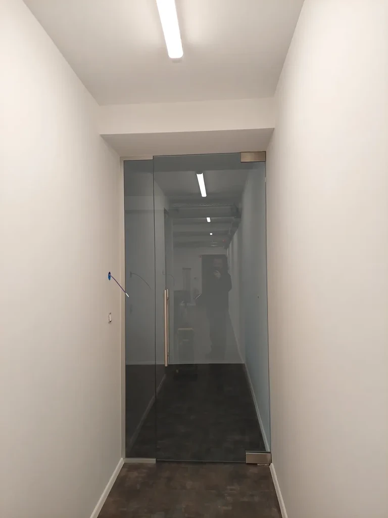 Nihajna steklena vrata, pisarna, Ljubljana