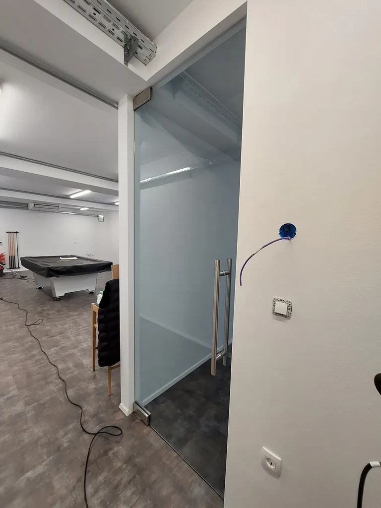 Nihajna vrata z ročajem cev, pisarna, Ljubljana