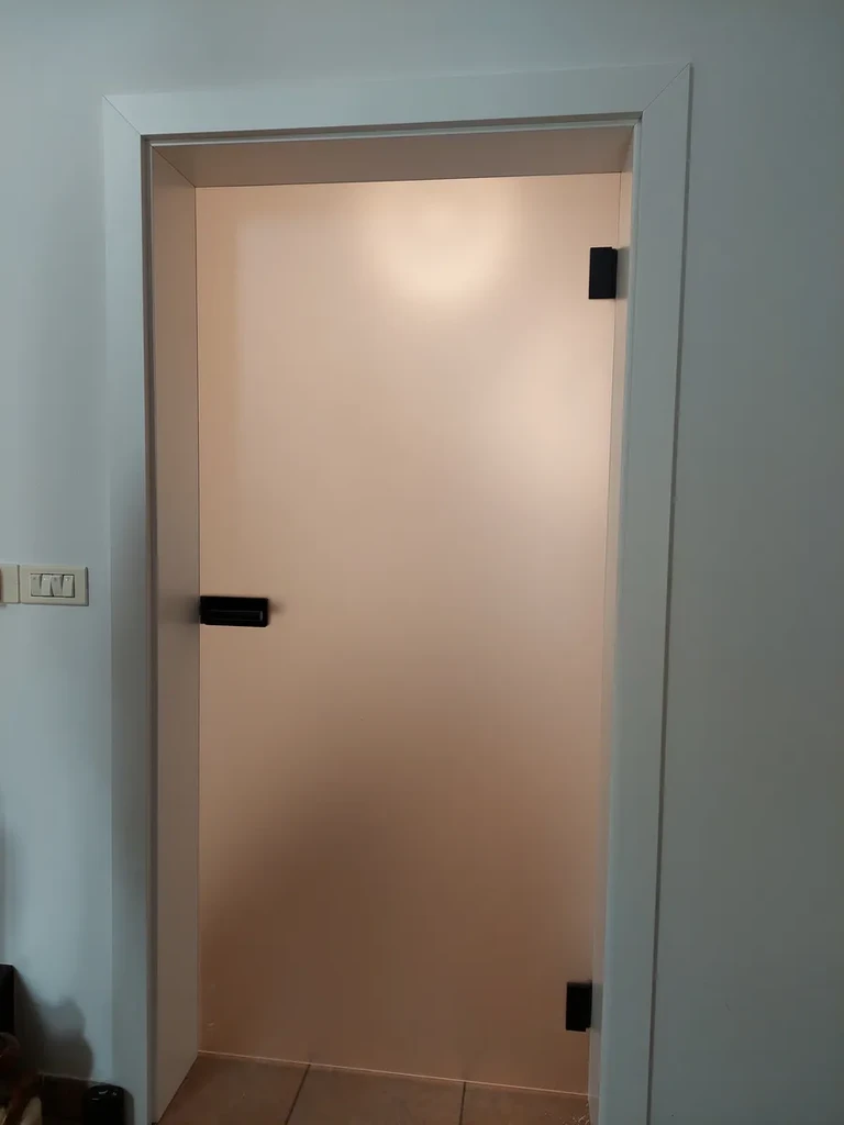 Mat steklena vrata s črnim okovom, Ljubljana