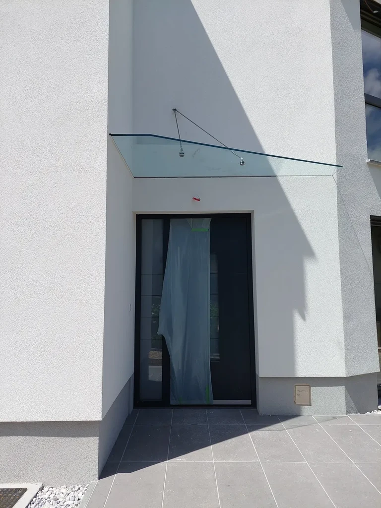 Nadstrešek v vogalu hiše, Ljubljana