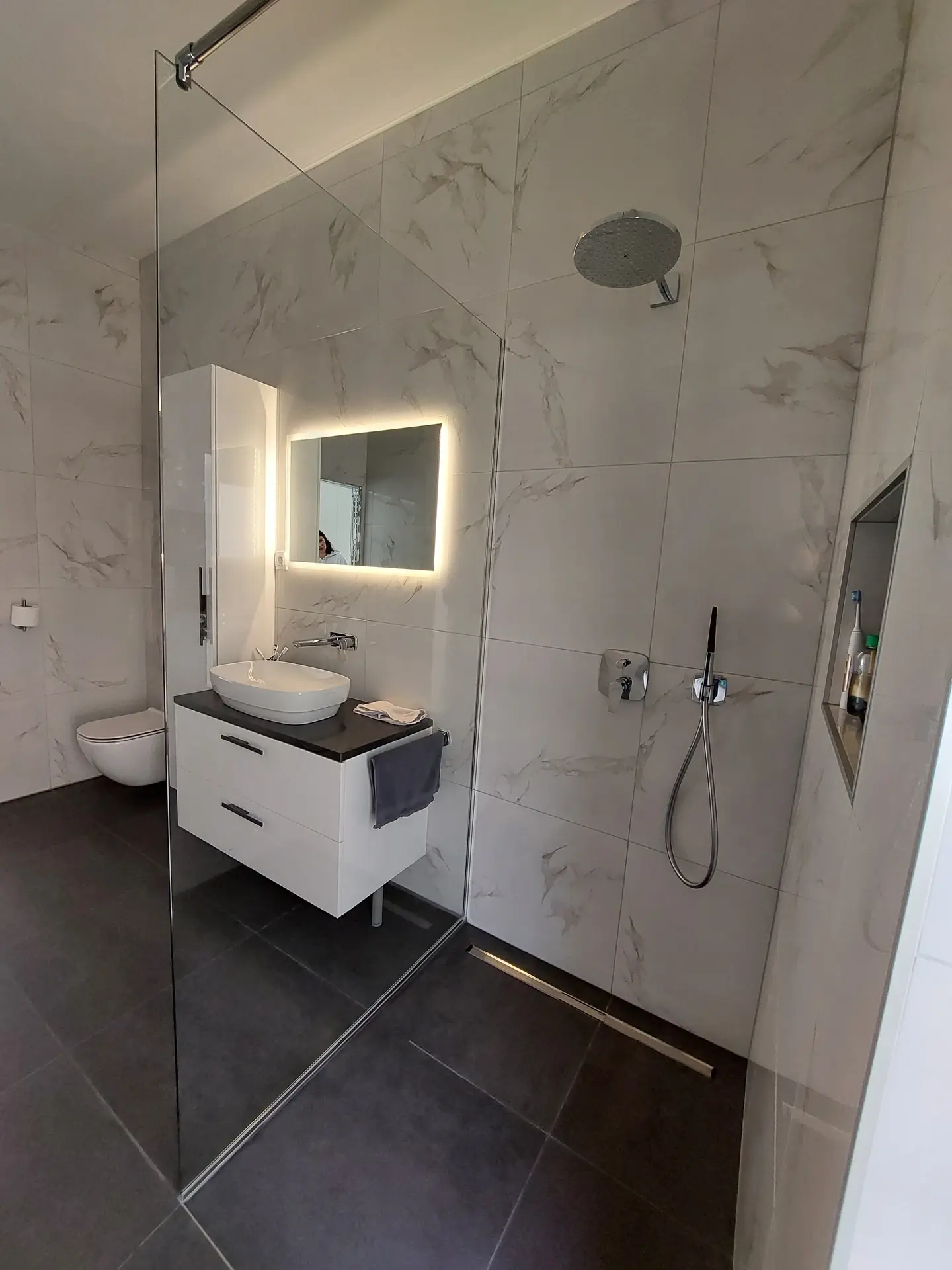 Tuš kabina brez okvirja Ljubljana — primer 3
