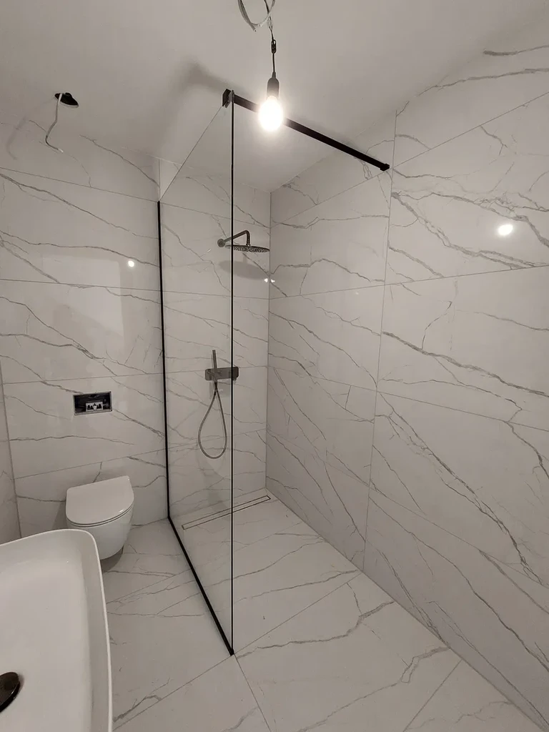 Walk-in tuš s črnimi profili, Ljubljana