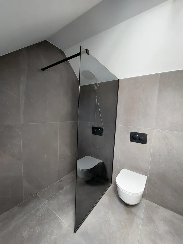 Walk-in tuš, temno steklo, Ljubljana